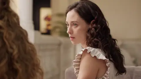 Un abogado se involucra en el caso de Alba con un interés oculto Un abogado se involucra en el caso de Alba con un interés oculto