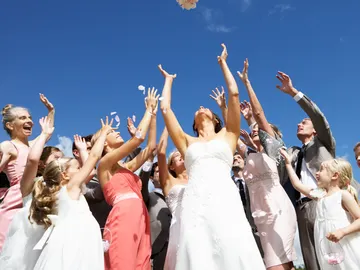 Novia lanzando el ramo. Novia lanzando el ramo.