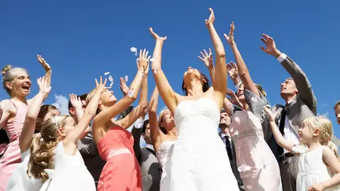 Novia lanzando el ramo. Novia lanzando el ramo.