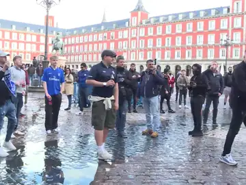 Hooligans del Chelsea y el Manchester City en la Plaza Mayor Hooligans del Chelsea y el Manchester City en la Plaza Mayor