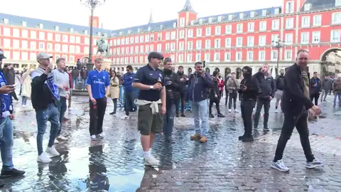 Hooligans del Chelsea y el Manchester City en la Plaza Mayor Hooligans del Chelsea y el Manchester City en la Plaza Mayor