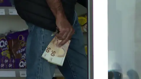 Los consumidores buscan reducir gastos en medio de la creciente inflación. Los consumidores buscan reducir gastos en medio de la creciente inflación.