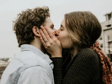Una pareja besándose Una pareja besándose