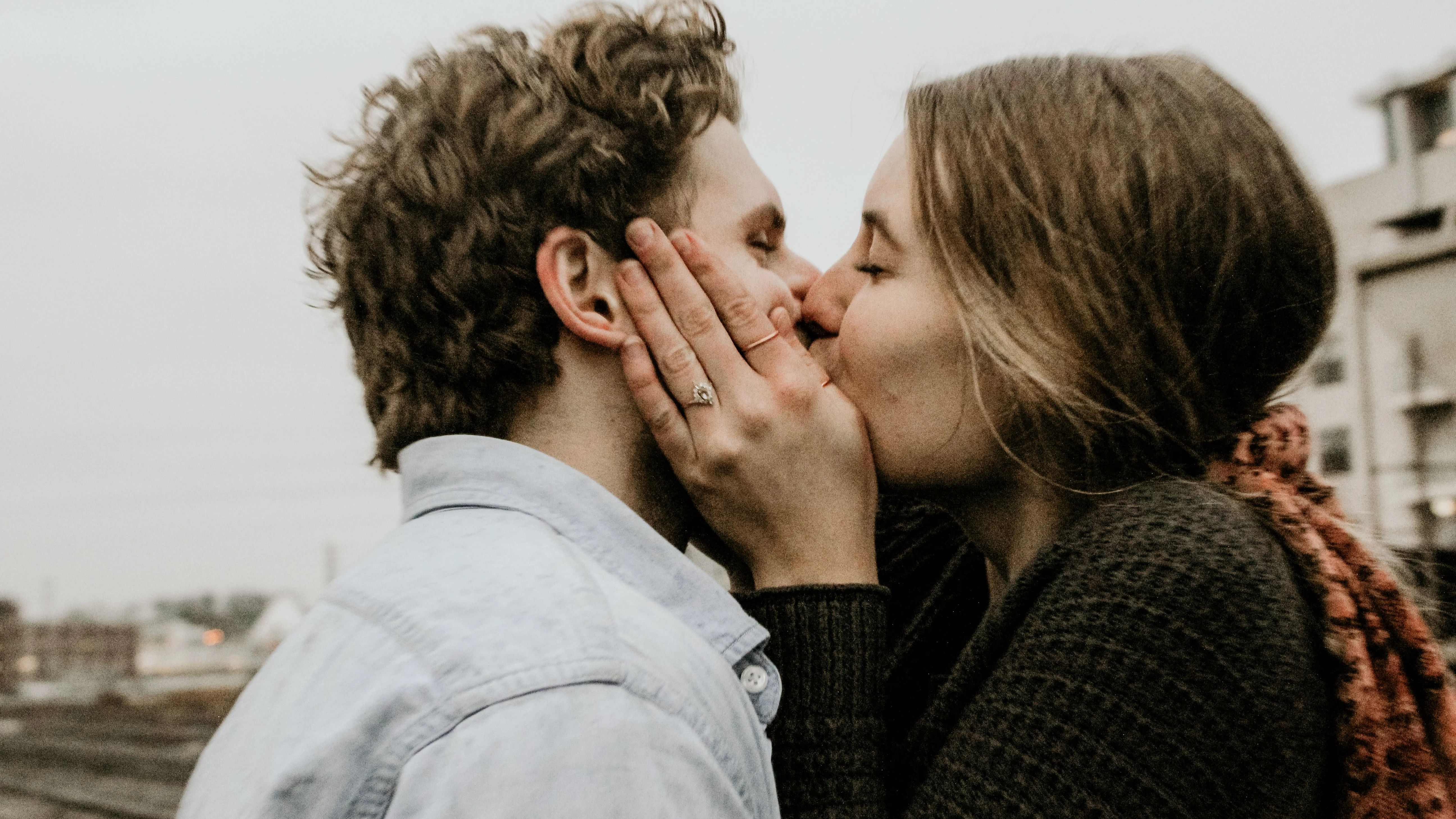 Una pareja besándose Una pareja besándose