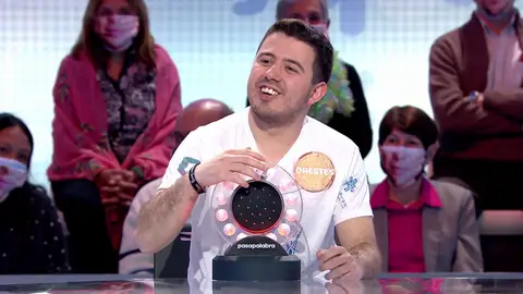 Orestes hace “trampa” en ‘Pasapalabra’ con una broma que desconcentra a Marian: “Me estoy recuperando del chiste” Orestes hace “trampa” en ‘Pasapalabra’ con una broma que desconcentra a Marian: “Me estoy recuperando del chiste”
