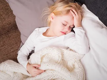 Niña con dolor de cabeza. Niña con dolor de cabeza.