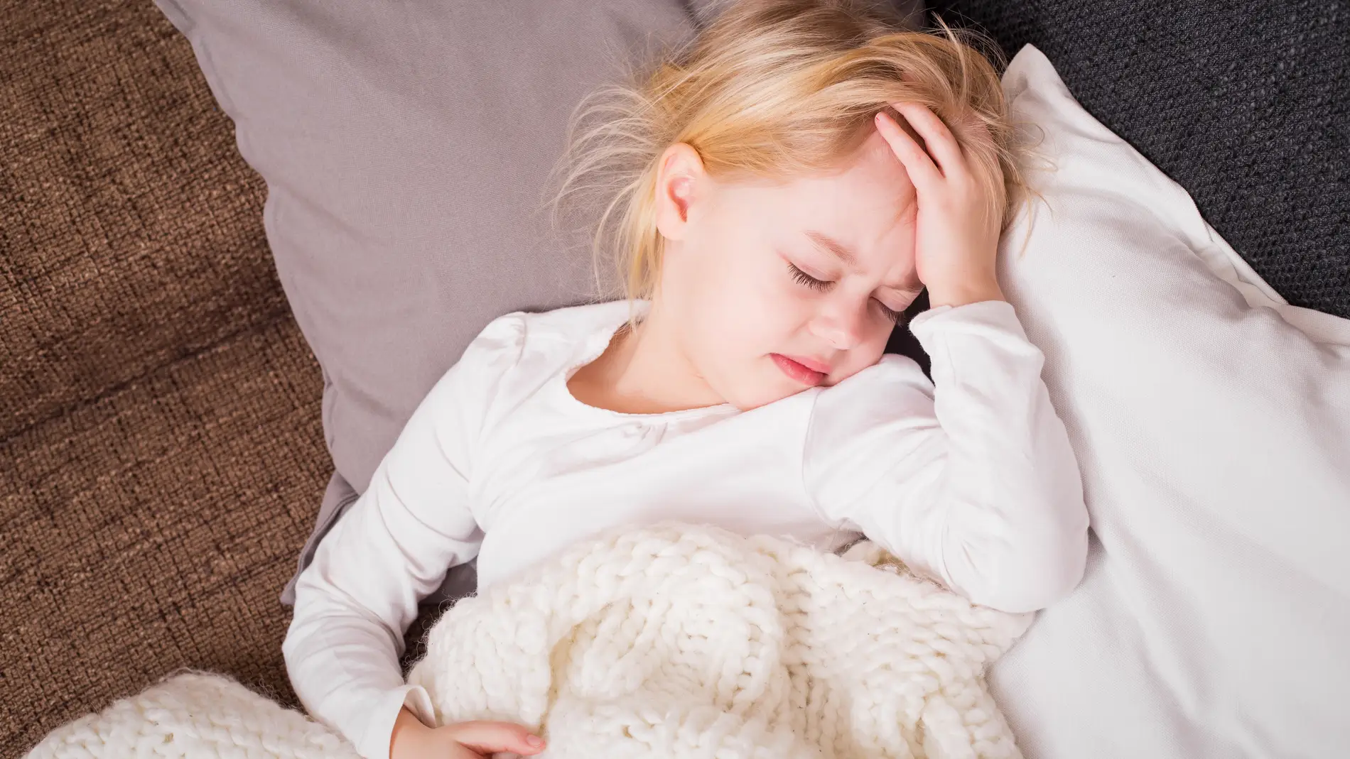 Niña con dolor de cabeza.