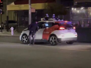 La policía de EEUU intenta multar a un coche automático que no llevaba conductor