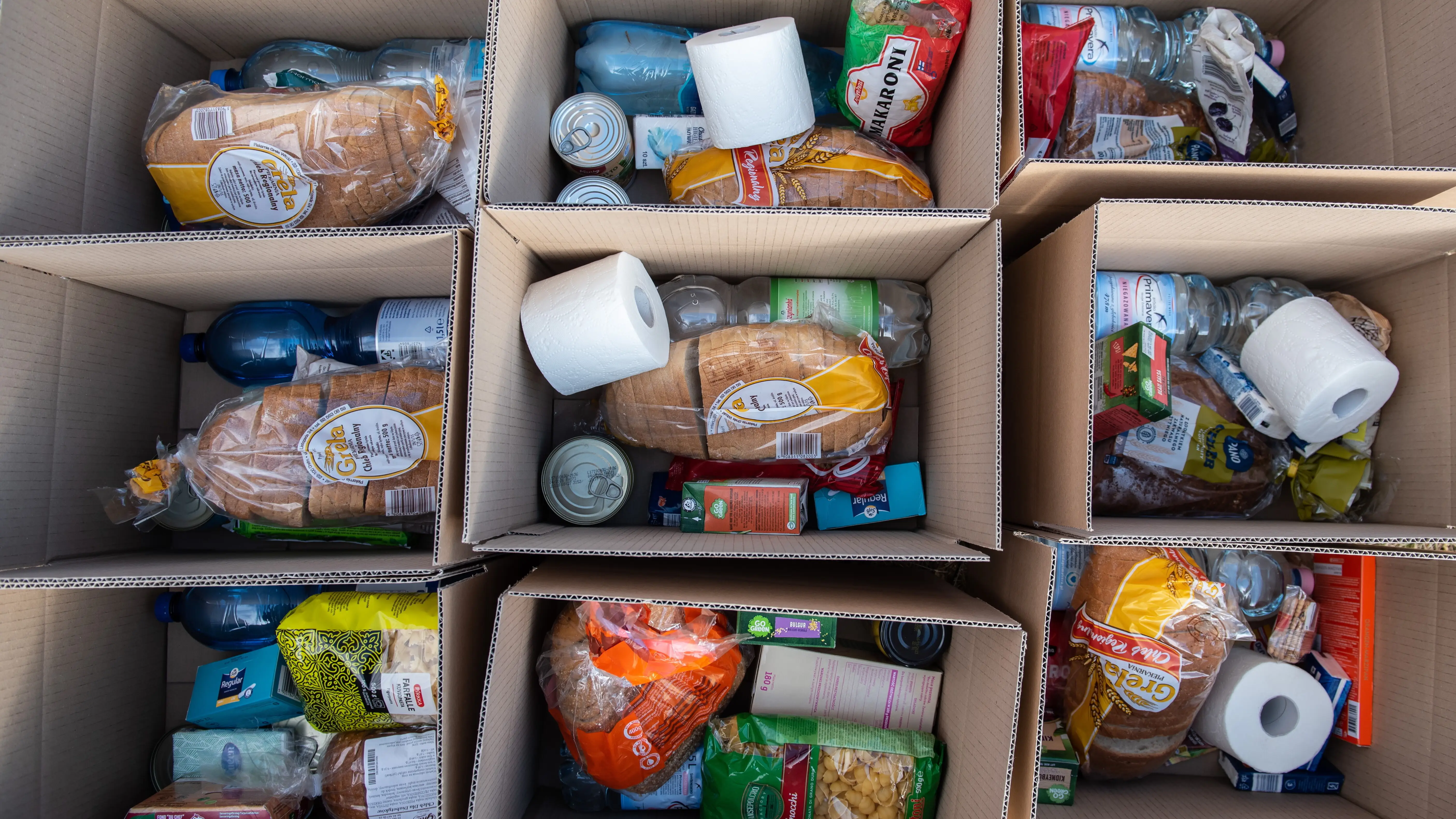 Imagen de archivo de varias cajas con ayuda humanitaria