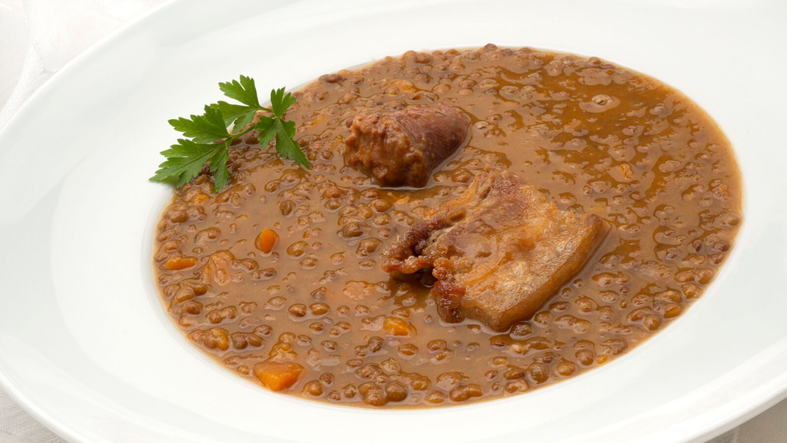 Lentejas con chorizo y panceta al estilo de Arguiñano: un guiso clásico y económico para toda la familia