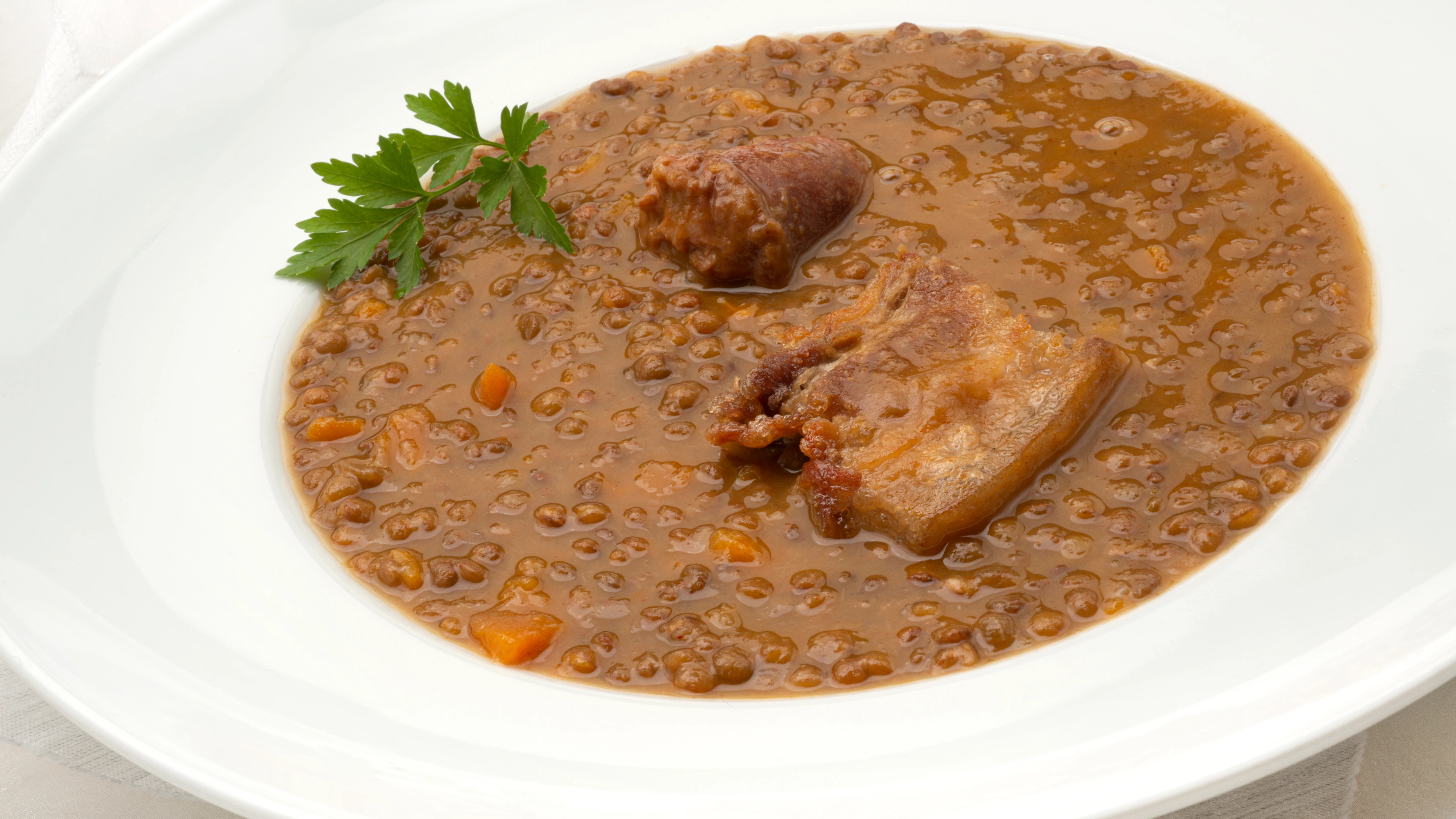 Deliciosa receta de Argui&ntilde;ano: lentejas con chorizo y panceta 