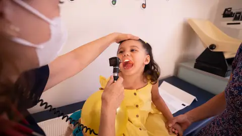 Una niña en la consulta Una niña en la consulta