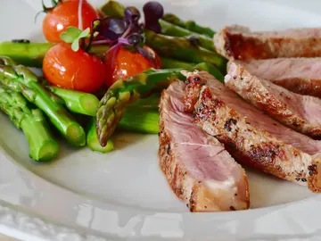 Plato de carne y verduras. Plato de carne y verduras.