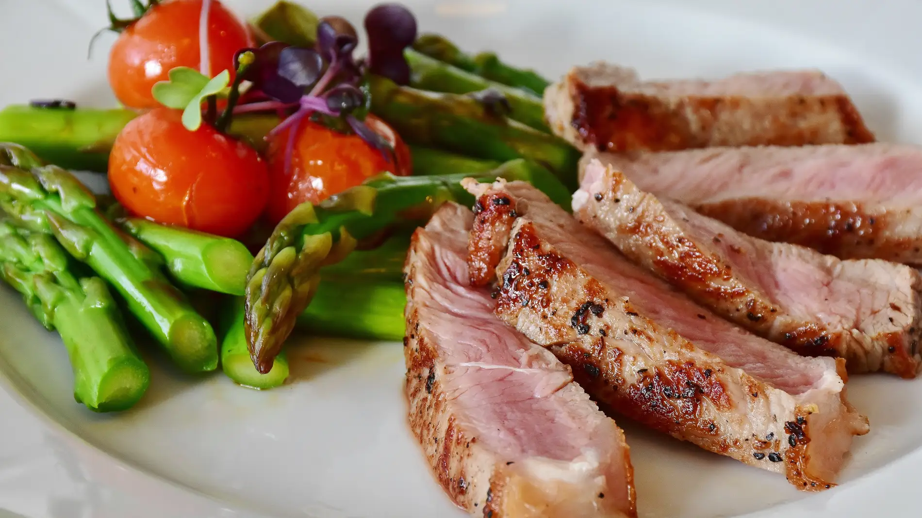 Plato de carne y verduras.