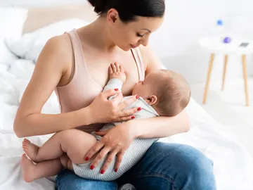 Madre dando el pecho a su bebé Madre dando el pecho a su bebé