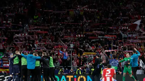 La afición del Atlético de Madrid animando tras la derrota La afición del Atlético de Madrid animando tras la derrota