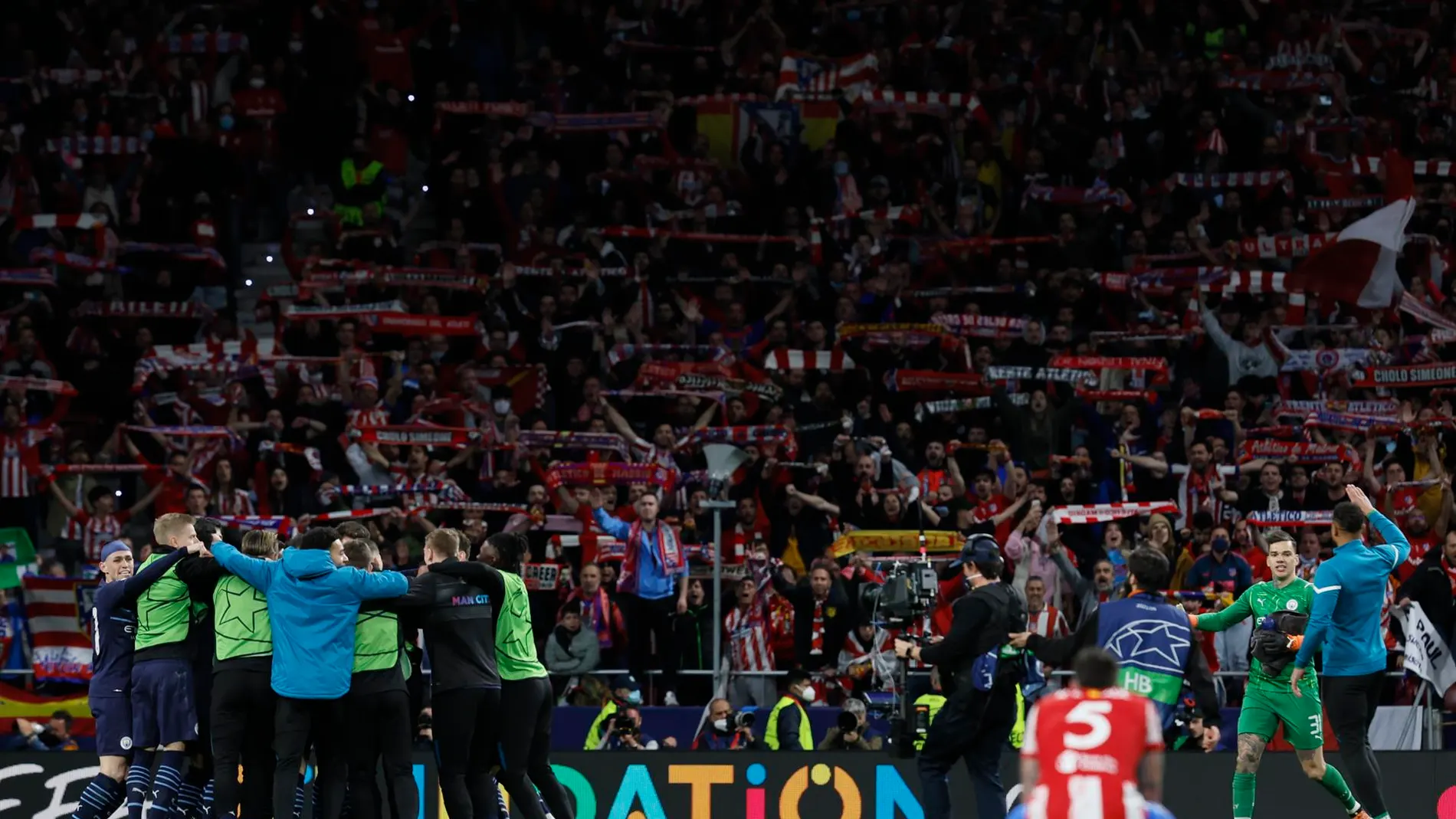 La afición del Atlético de Madrid animando tras la derrota