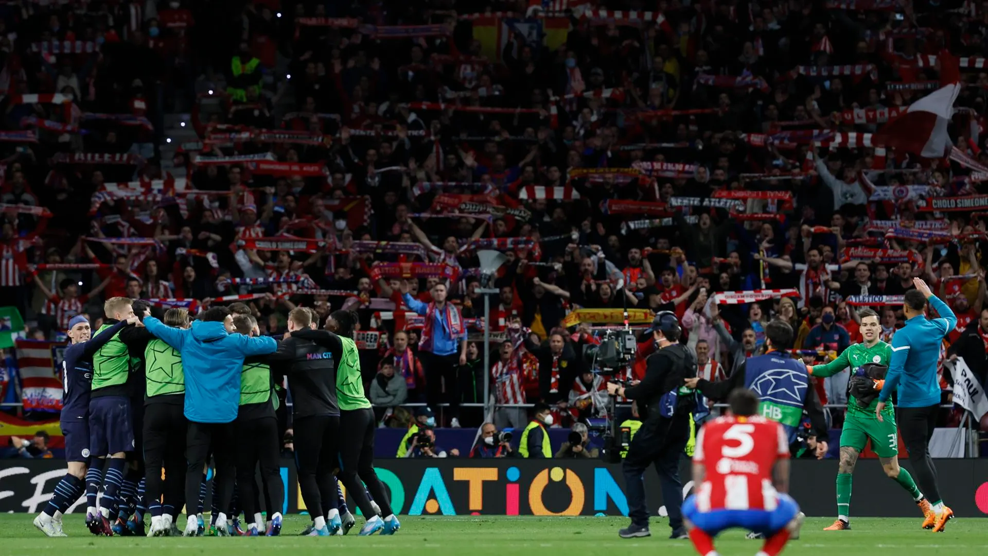 La afici&oacute;n del Atl&eacute;tico de Madrid animando tras la derrota