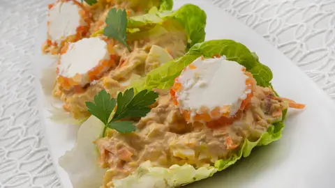 La deliciosa receta de cogollos con ensaladilla y queso de Arguiñano La deliciosa receta de cogollos con ensaladilla y queso de Arguiñano