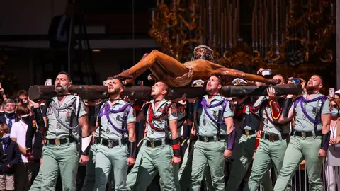 Foto de archivo de legionarios en Málaga portando el Cristo de la Buena Muerte Foto de archivo de legionarios en Málaga portando el Cristo de la Buena Muerte