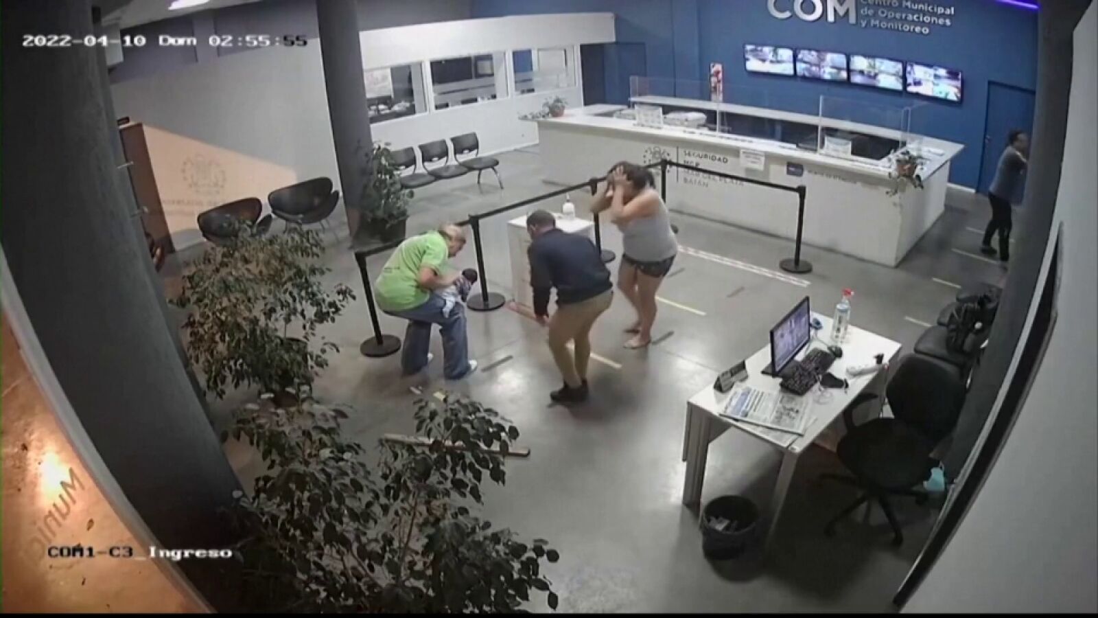 Milagroso rescate a un bebé de 17 días que se estaba atragantando, en vídeo
