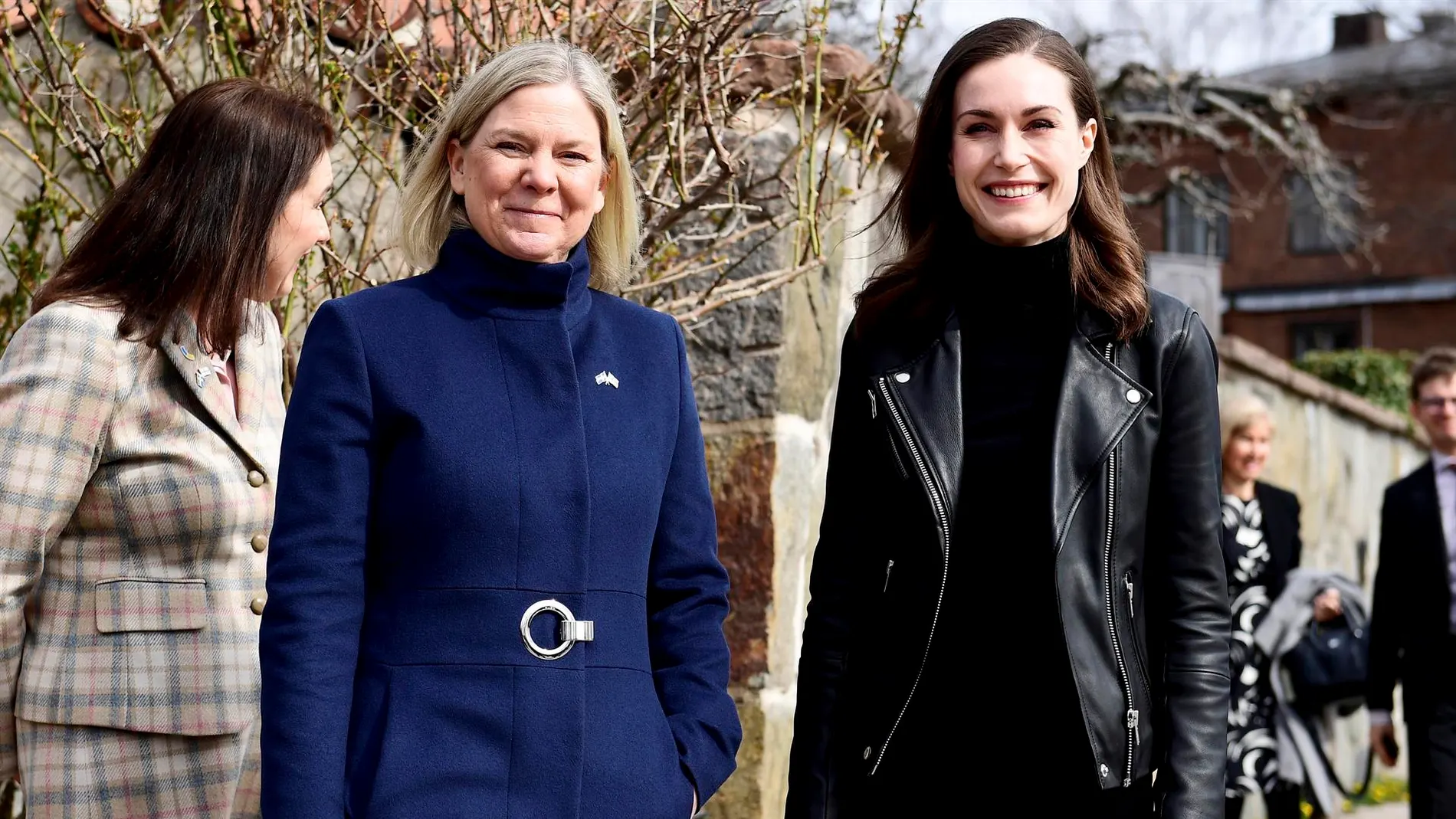  La primera ministra sueca Magdalena Andersson (i), junto a la finlandesa Sanna Marin 