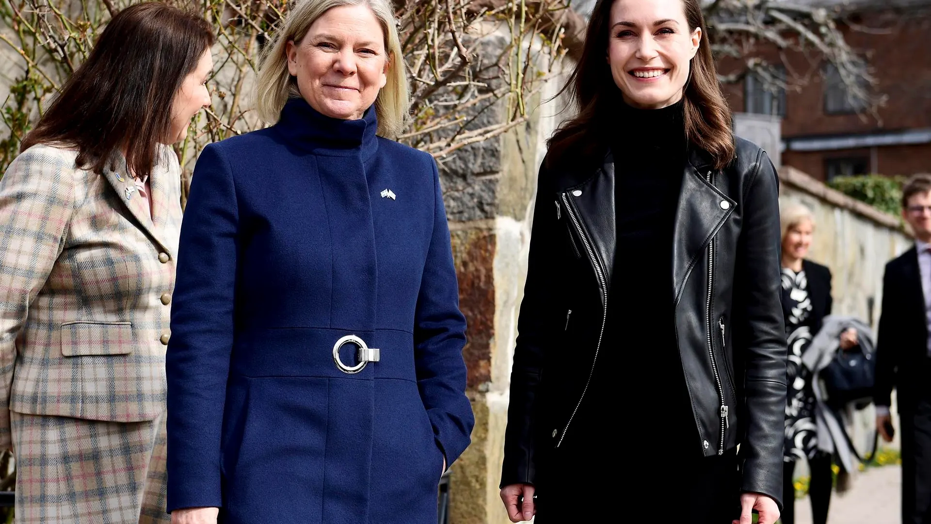  La primera ministra sueca Magdalena Andersson (i), junto a la finlandesa Sanna Marin 