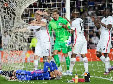 El Eintracht asalta el Camp Nou y elimina al Barcelona de la Europa League El Eintracht asalta el Camp Nou y elimina al Barcelona de la Europa League