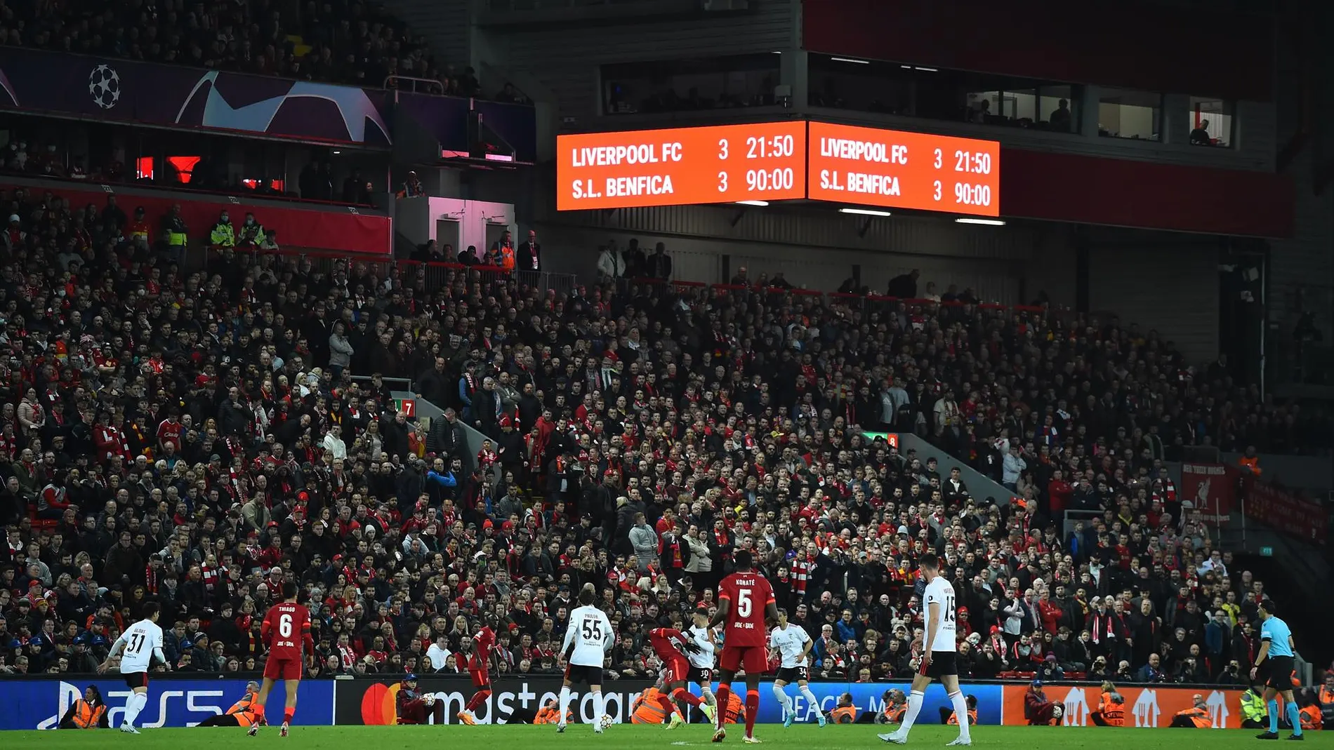 Anfield durante el Liverpool - Benfica de Champions