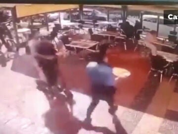 El vídeo del atropello a una camarera con un patinete eléctrico en Canarias