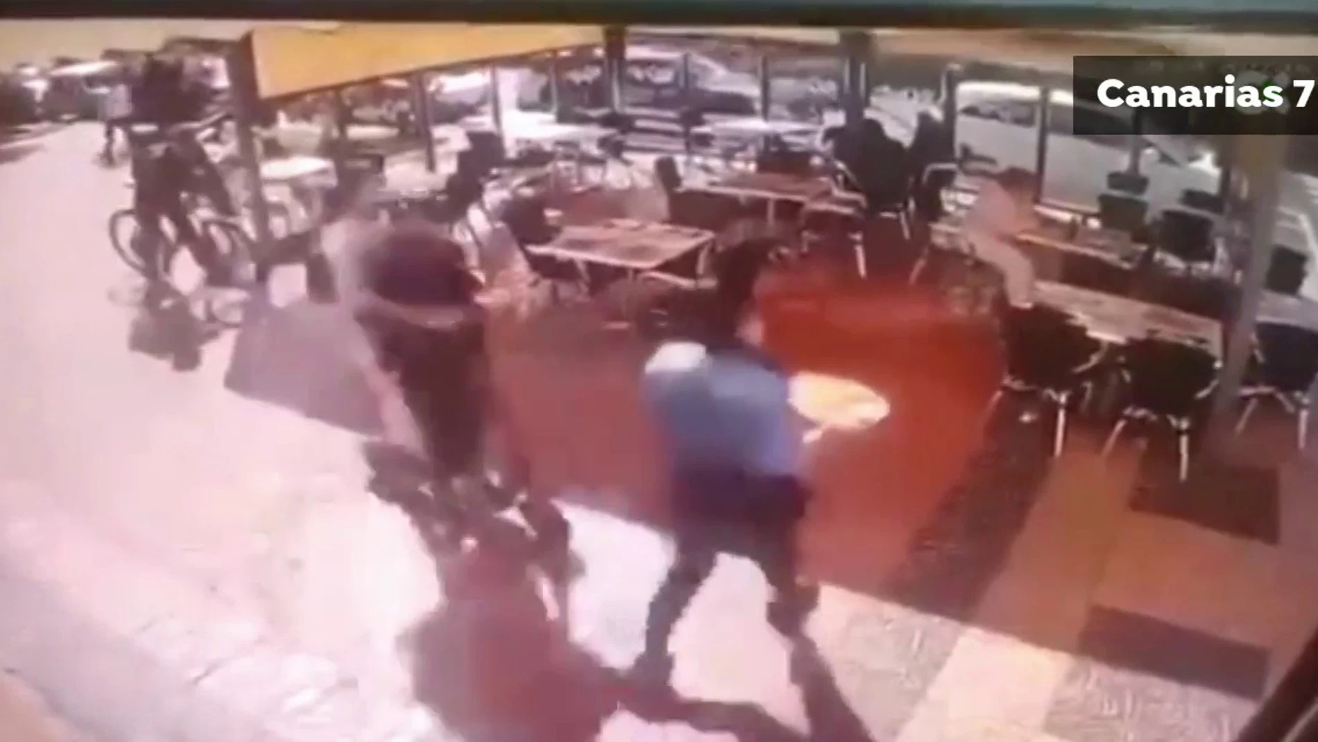 El vídeo del atropello a una camarera con un patinete eléctrico en Canarias