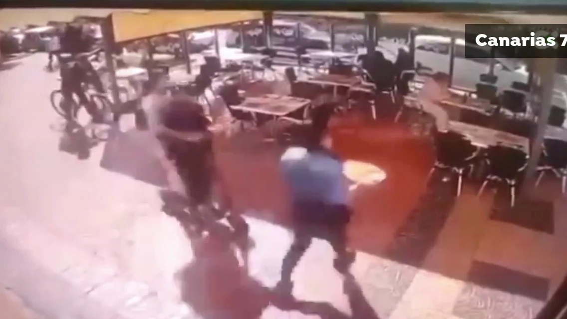 El vídeo del atropello a una camarera con un patinete eléctrico en Canarias El vídeo del atropello a una camarera con un patinete eléctrico en Canarias