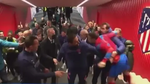 Momento en que Vrsaljko pierde los papeles Momento en que Vrsaljko pierde los papeles