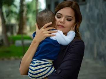 Züleyha abraza a Kerem Ali en el capítulo 75 de 'Tierra Amarga' Züleyha abraza a Kerem Ali en el capítulo 75 de 'Tierra Amarga'