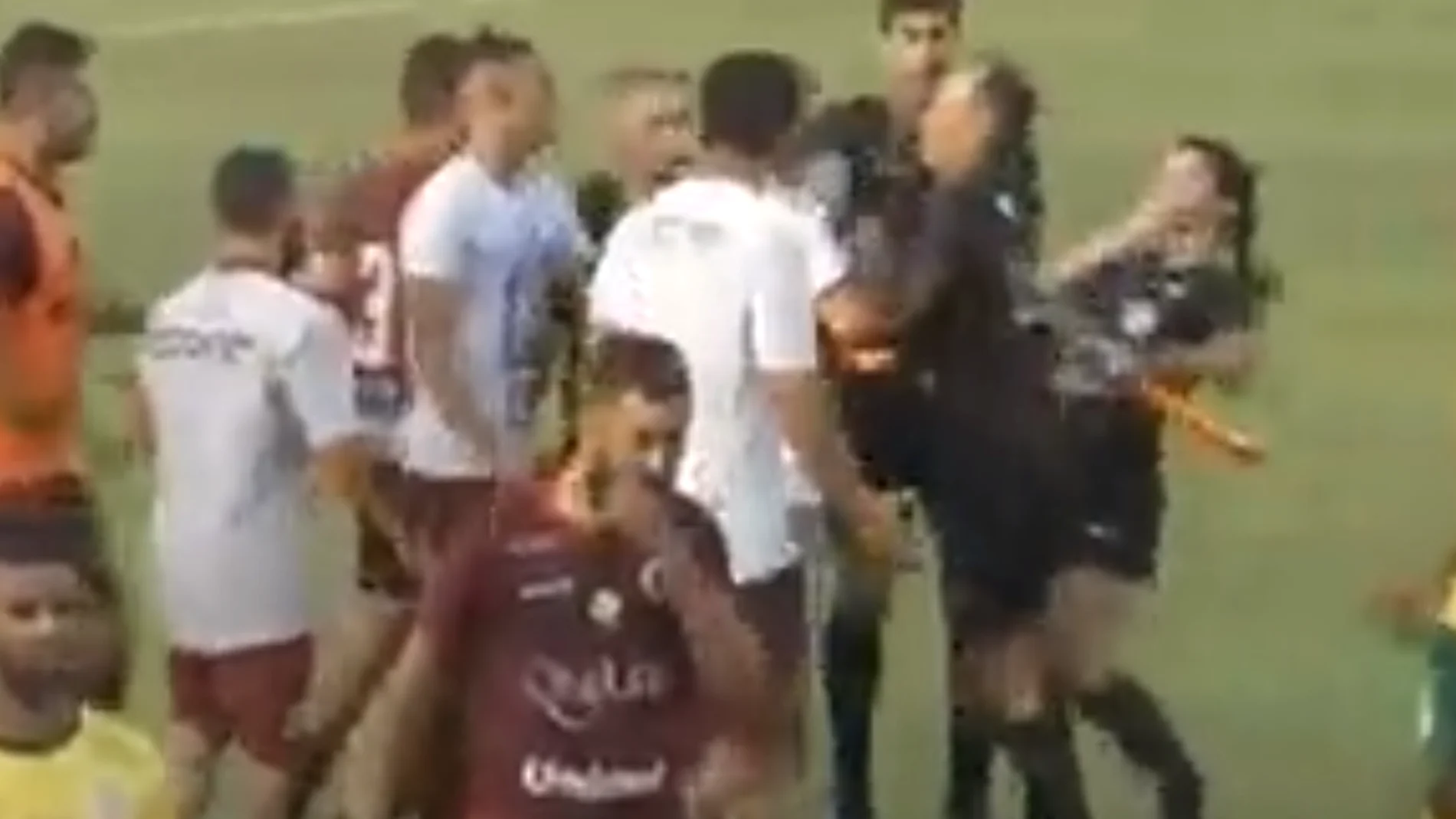 Un entrenador es despedido tras propinar un cabezazo a una árbitra en un partido de la liga brasileña 