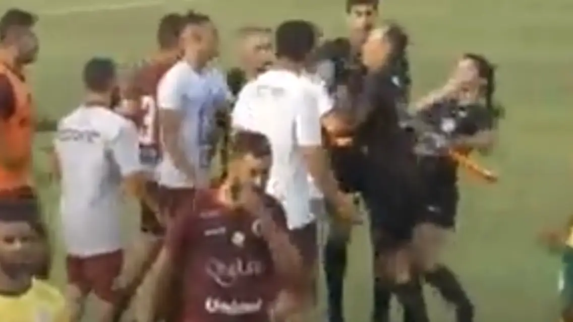 Un entrenador es despedido tras propinar un cabezazo a una &aacute;rbitra en un partido de la liga brasile&ntilde;a 