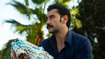 Yilmaz y Kerem Ali en el capítulo 75 de 'Tierra Amarga'