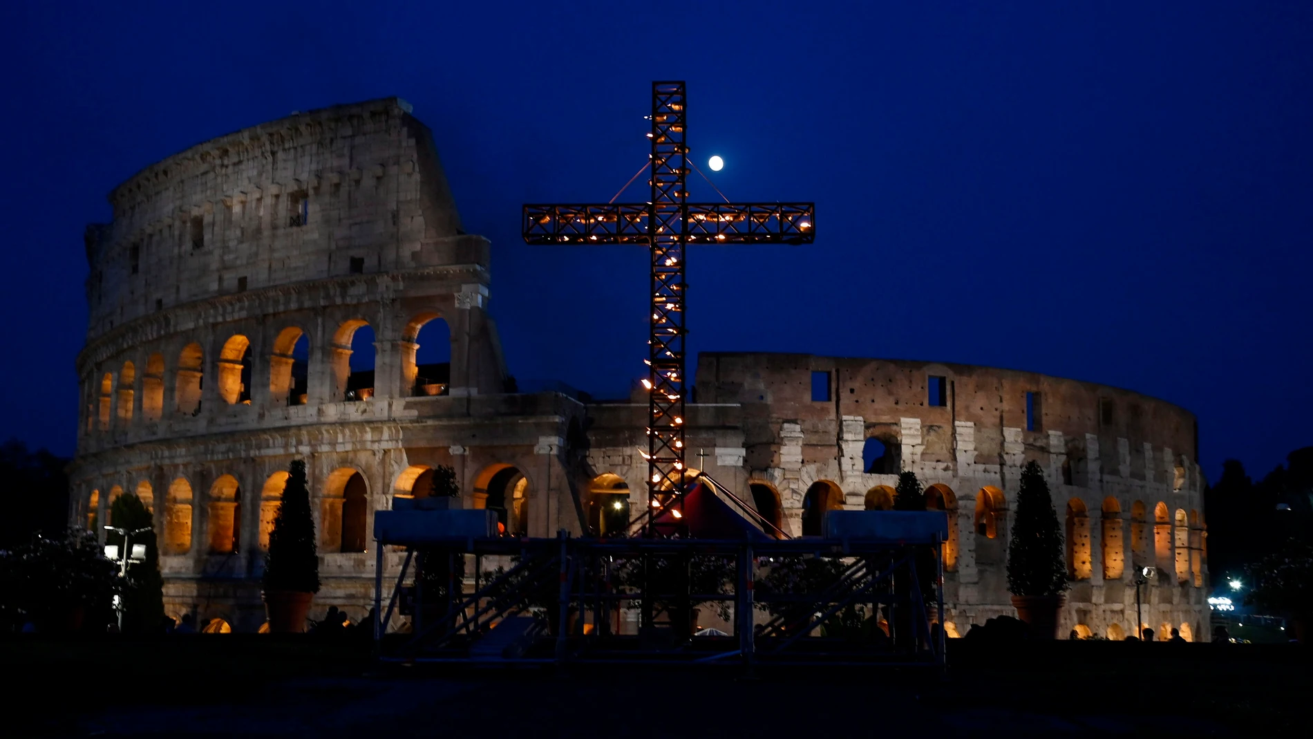 Miles de fieles acogen al papa en el Via Crucis tras dos años de pandemia
