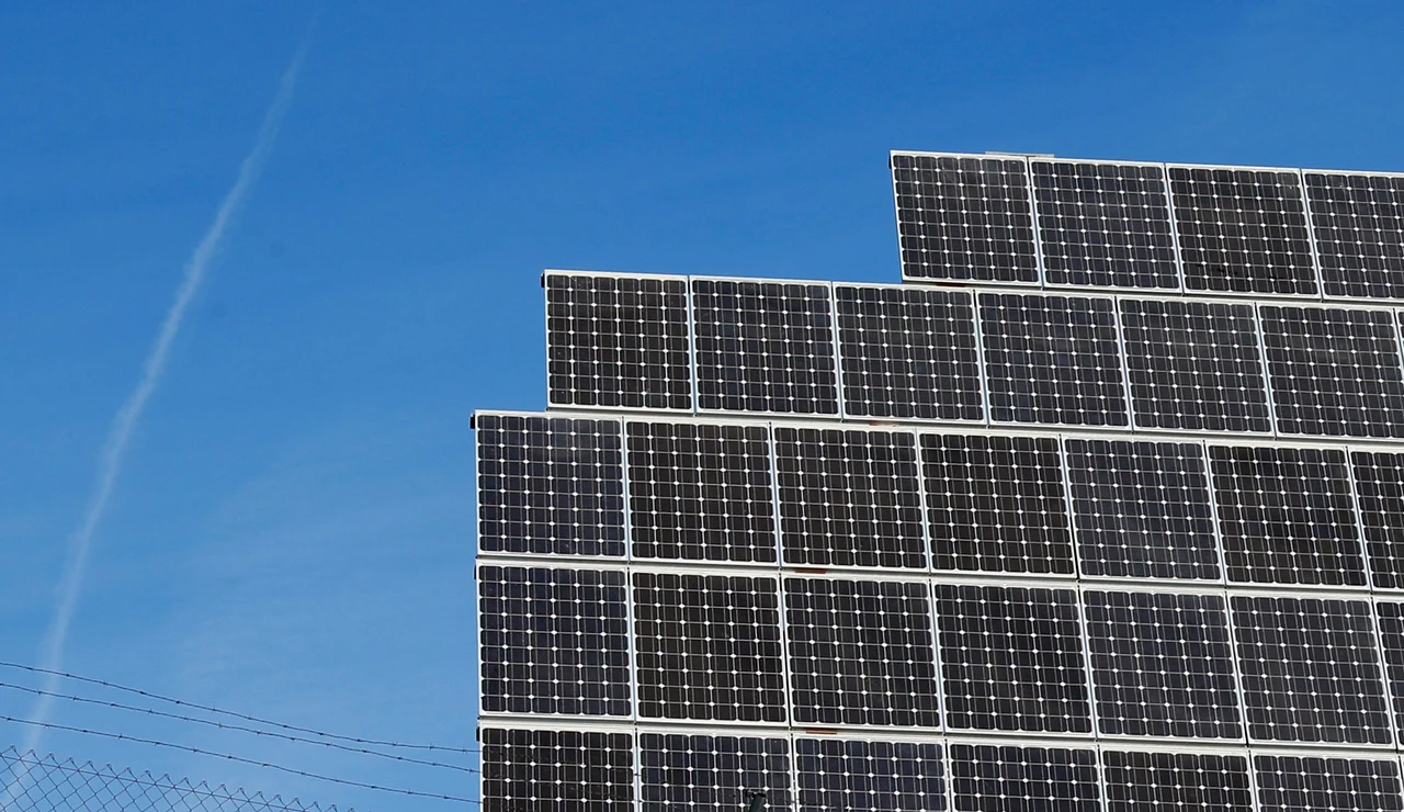 Vista de unas placas solares en un parque fotovoltaico.