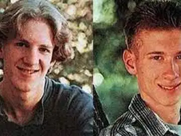 Efemérides de hoy 20 de abril de 2022: Dylan Klebold y Eric Harris, entran en la Escuela Secundaria Columbine de Littleton (Colorado, Estados Unidos) y empiezan a disparar indiscriminadamente Efemérides de hoy 20 de abril de 2022: Dylan Klebold y Eric Harris, entran en la Escuela Secundaria Columbine de Littleton (Colorado, Estados Unidos) y empiezan a disparar indiscriminadamente