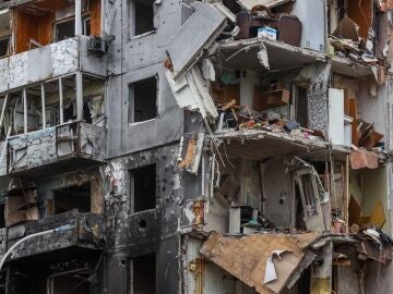 Edificio bombardeado en Borodianka, en Ucrania, en plena desesperación de Rusia por el fracaso de la invasión