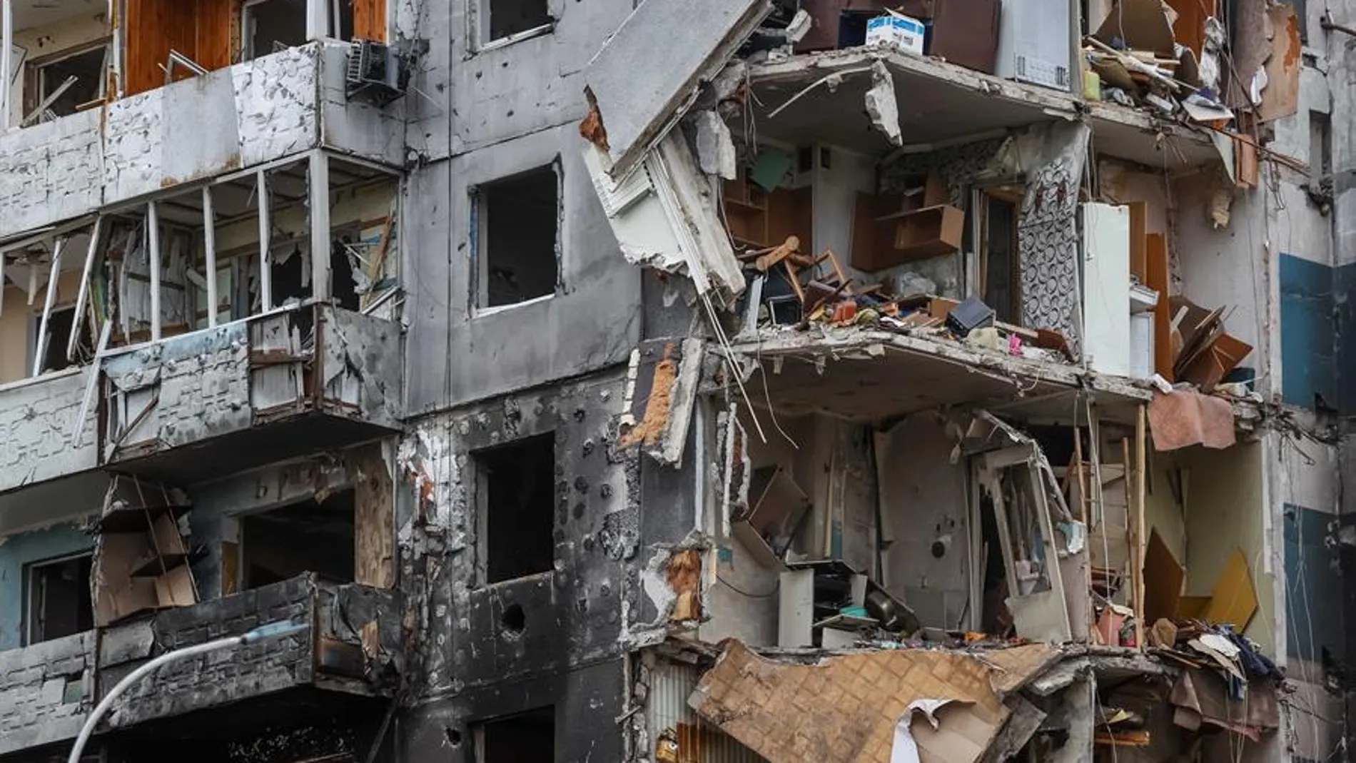 Edificio bombardeado en Borodianka, en Ucrania, en plena desesperación de Rusia por el fracaso de la invasión