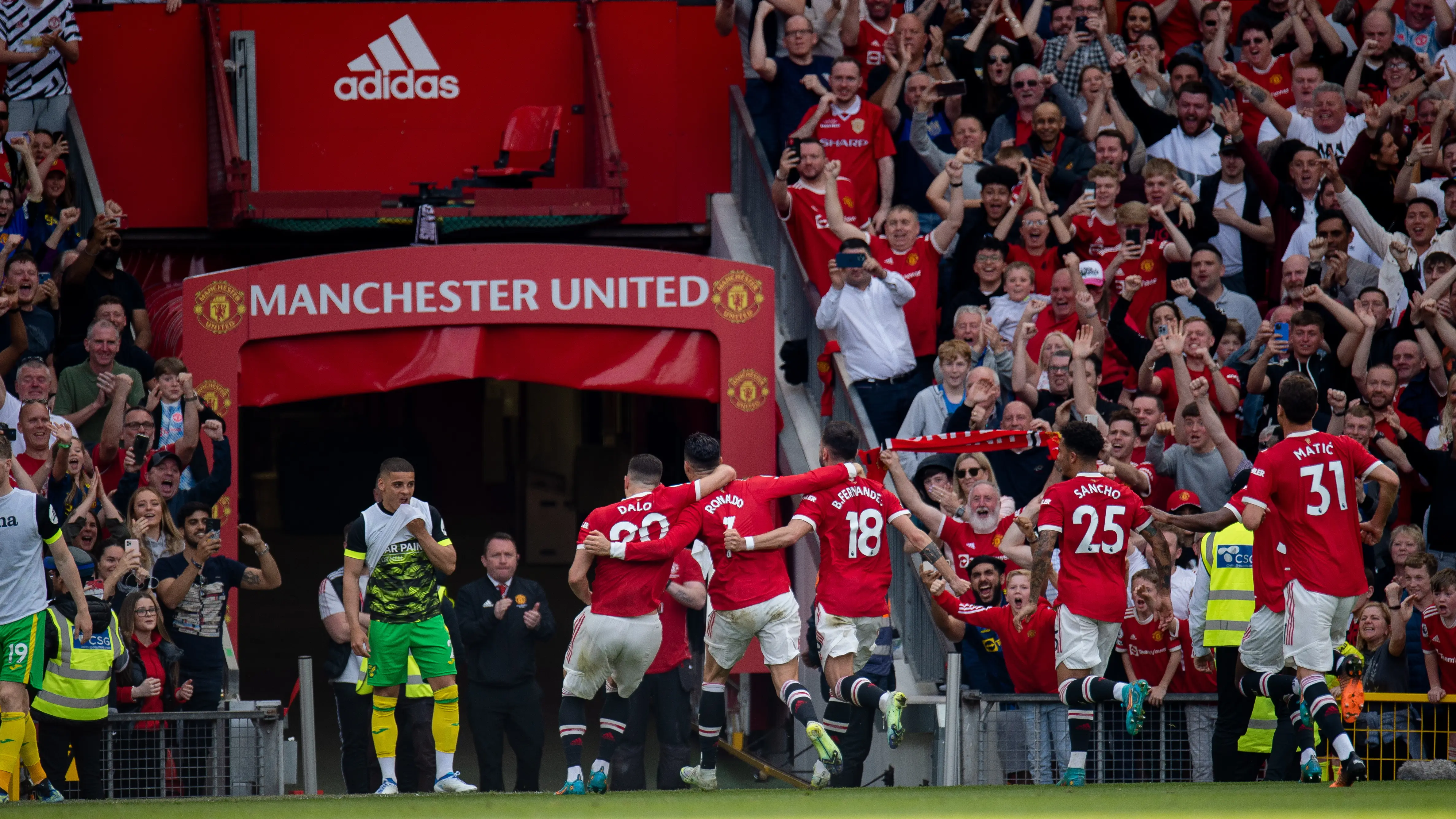 Cristiano Ronaldo firma un hat-trick ante el Norwich para salvar a un gris Manchester United