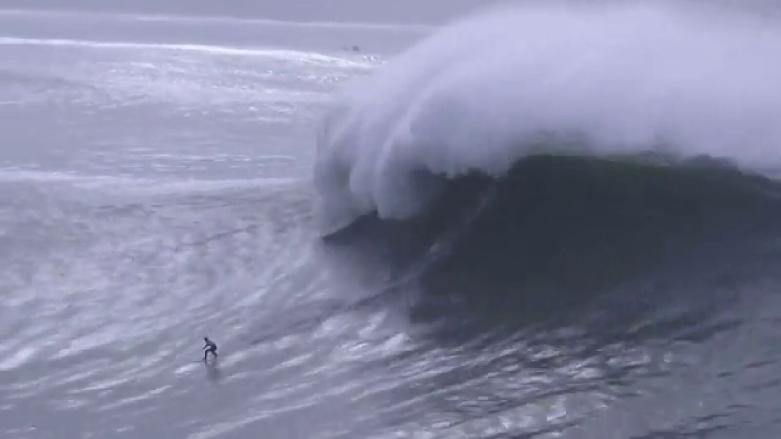 Las olas gigantes, la especialidad de Justine Dupont, una de las mejores surfistas del mundo