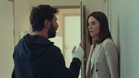 Asya visita en el hospital al hombre al que salvó en la carretera: "Solo te recuerdo a ti”  Asya visita en el hospital al hombre al que salvó en la carretera: "Solo te recuerdo a ti”