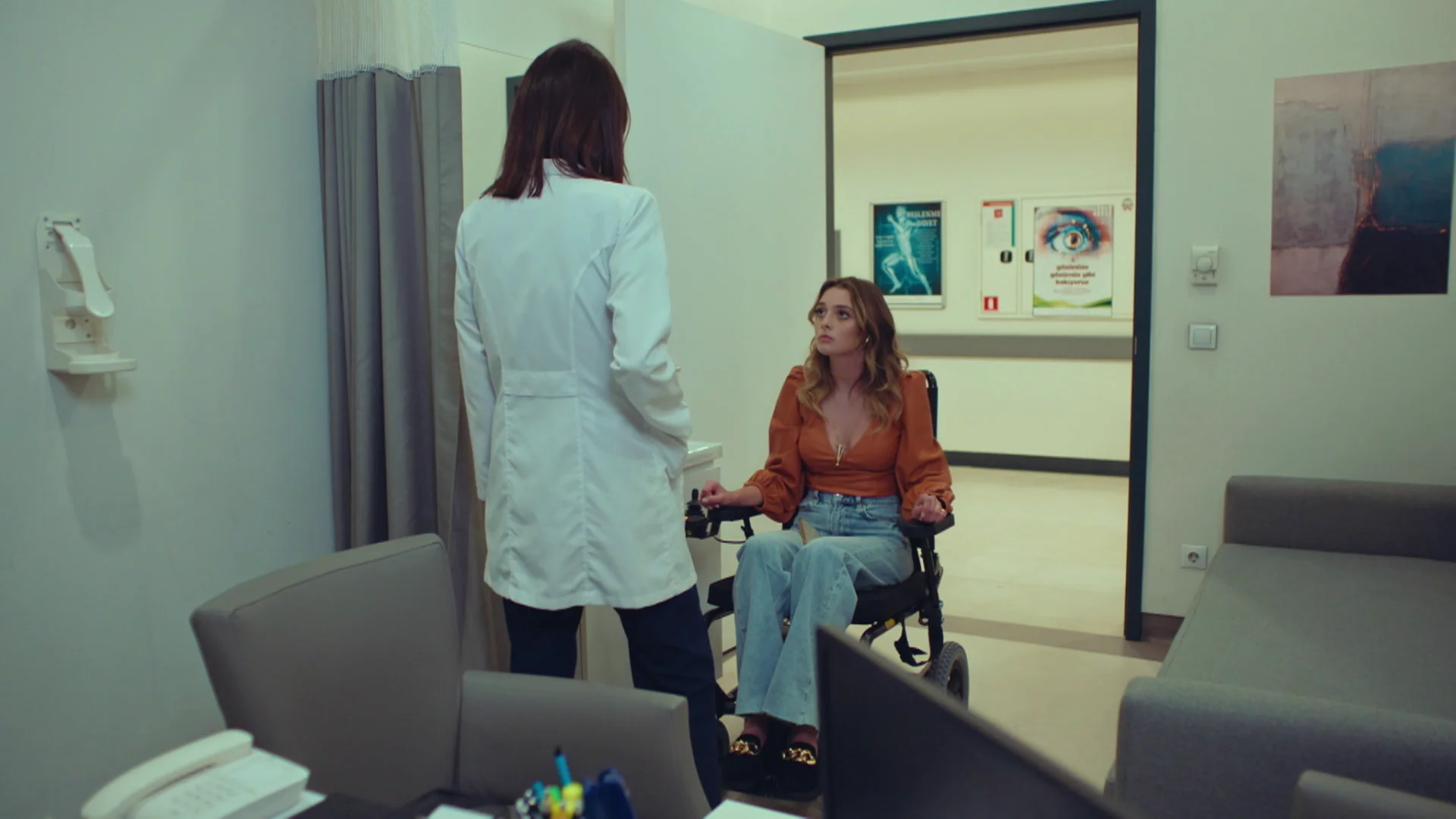 El tenso reencuentro entre Derin y Asya tras el accidente: “Sé que has vuelto porque todavía no has olvidado a Volkan” El tenso reencuentro entre Derin y Asya tras el accidente: “Sé que has vuelto porque todavía no has olvidado a Volkan”