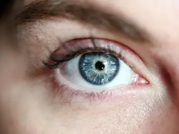 Mujer con el ojo azul Mujer con el ojo azul