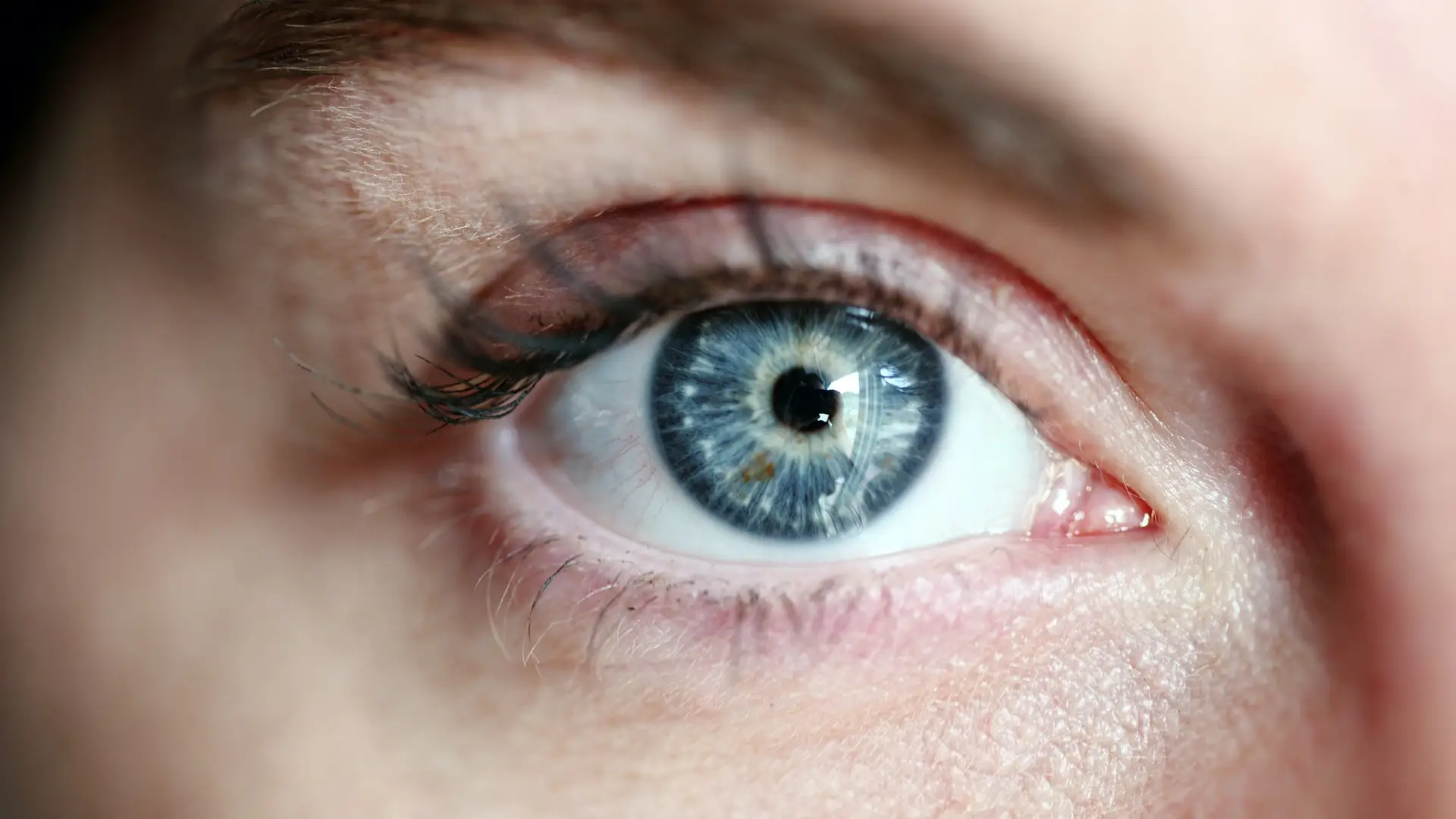 Mujer con el ojo azul Mujer con el ojo azul