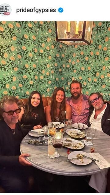 Jason Momoa cena con amigos