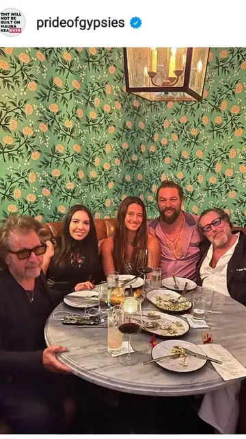 Jason Momoa cena con amigos Jason Momoa cena con amigos